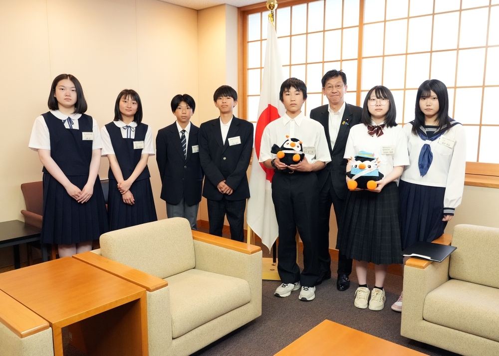 北方少年少女らと記念撮影する松本政務官