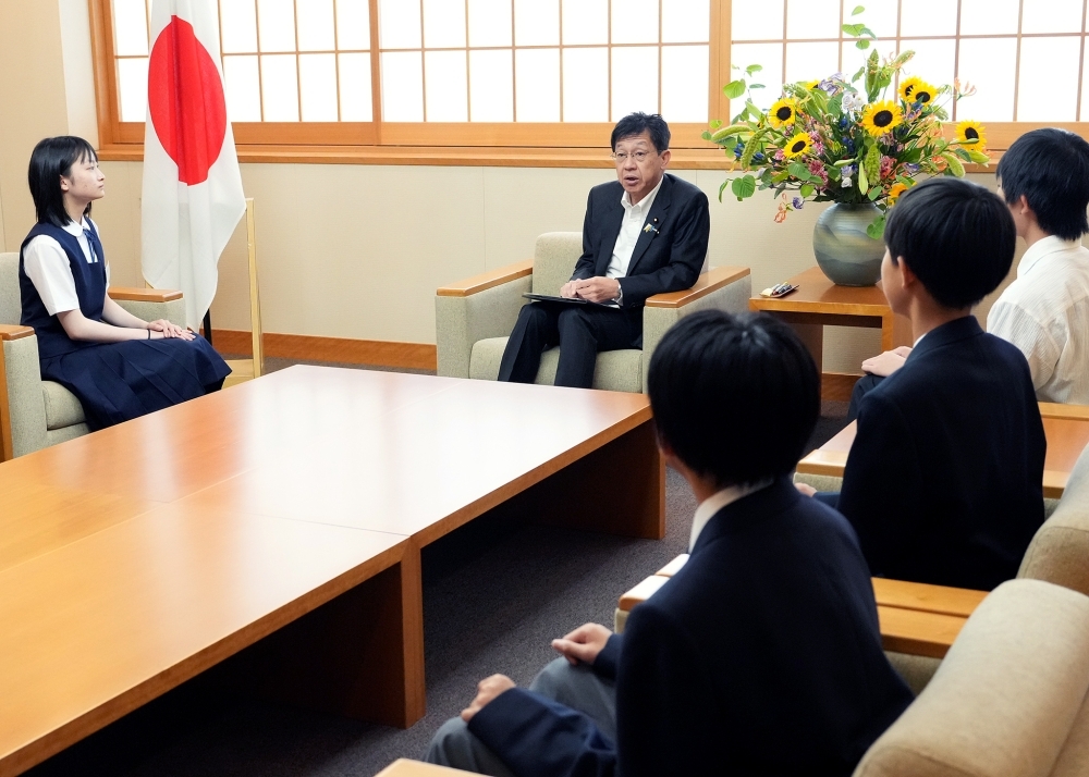 北方少年少女らと懇談する松本政務官の様子