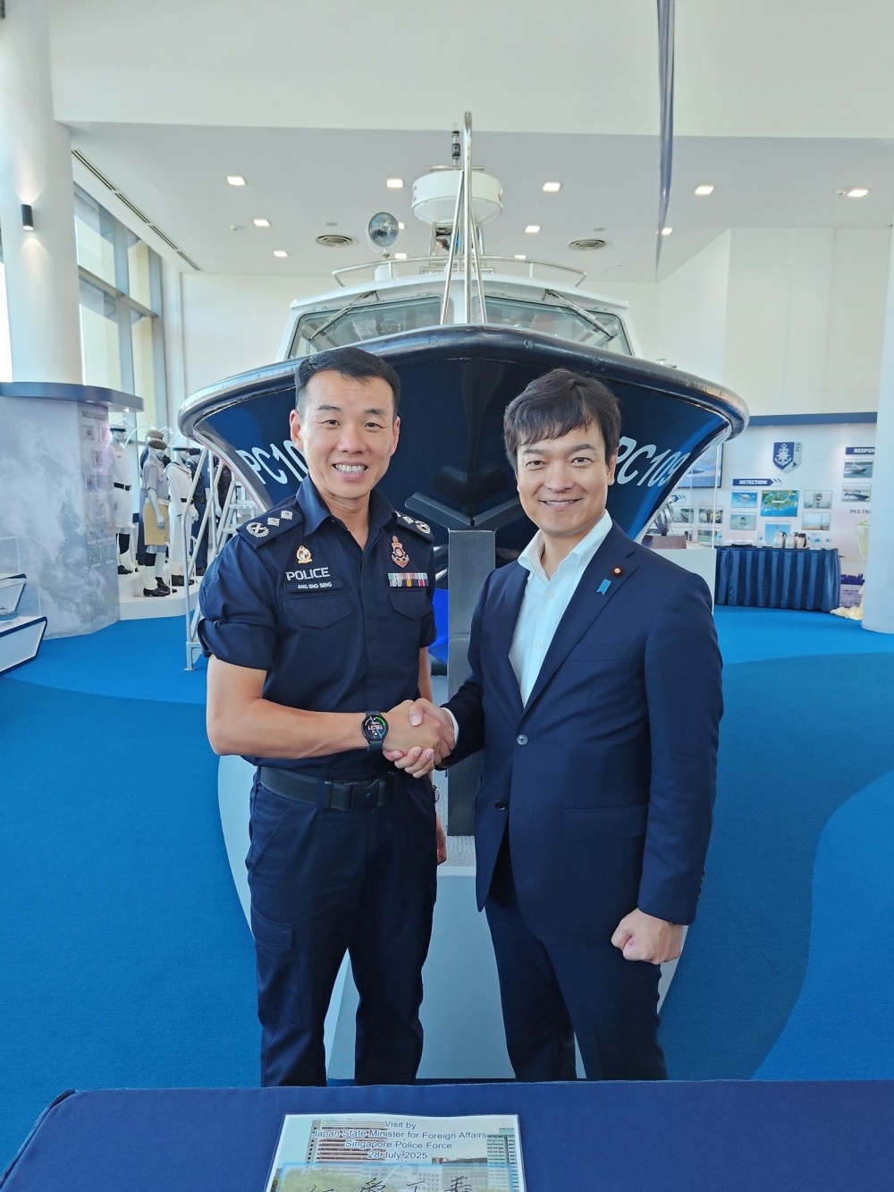 シンガポール海上保安機関基地を視察する宮路副大臣