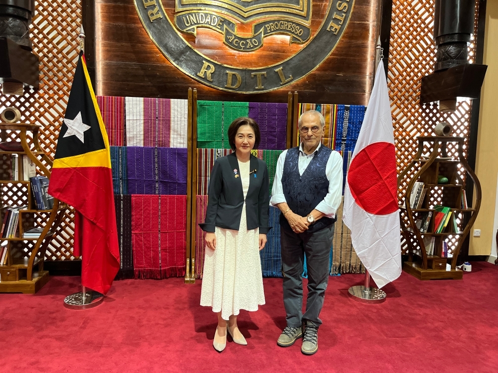 ジョゼ・ラモス=ホルタ大統領とともに写真撮影に応じる生稲政務官