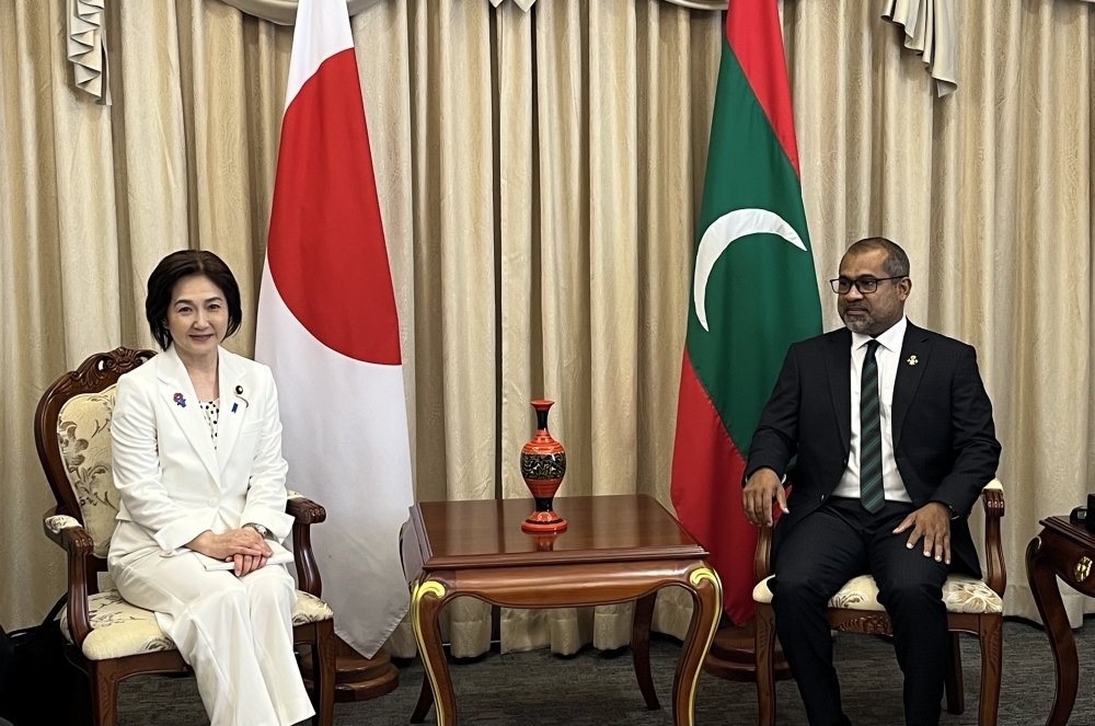 アブドゥッラ・カリール外務大臣と写真撮影に応じる生稲政務官