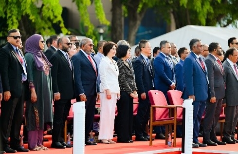 独立60周年記念国旗掲揚式に他の参加者とともに出席する生稲政務官