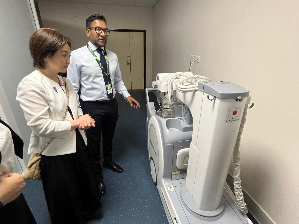 病院を視察する生稲政務官