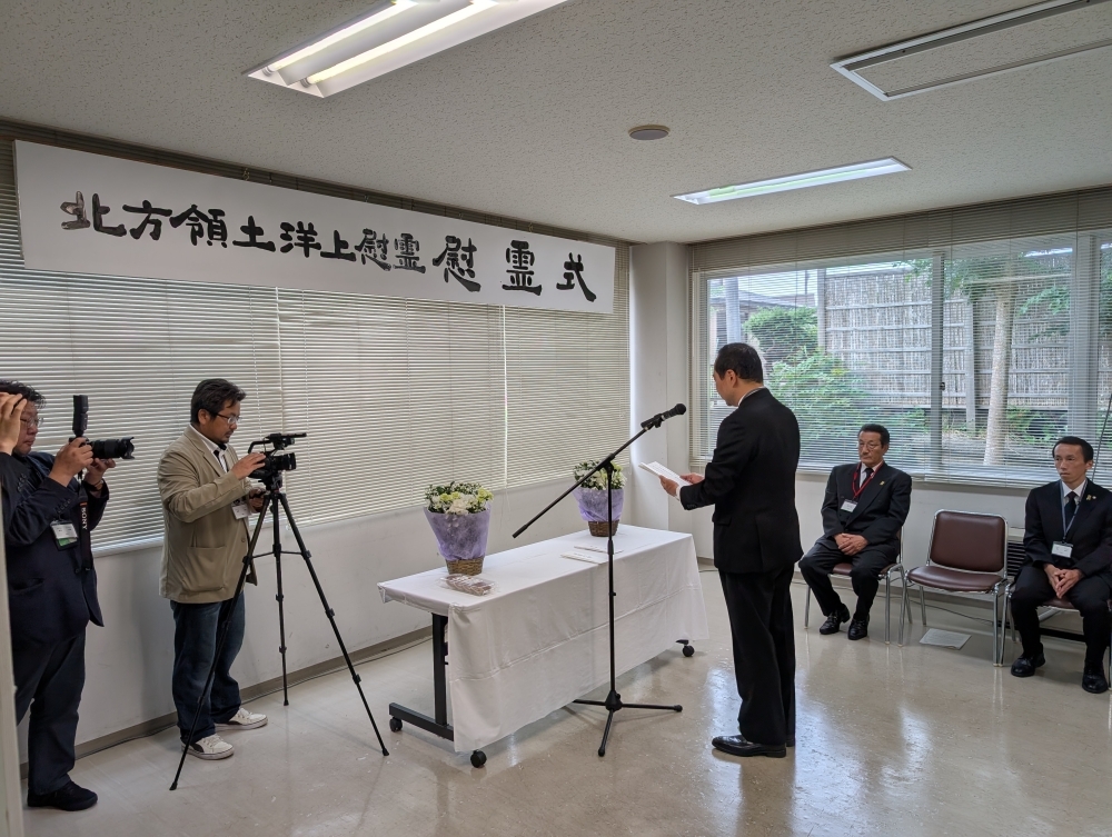 追悼の辞を述べる藤井外務副大臣