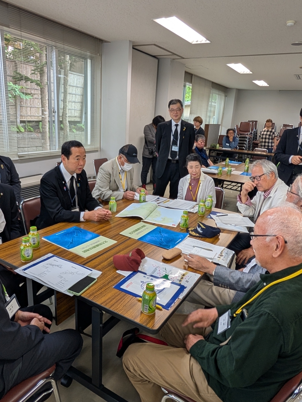 北方領土の元島民の方々やその関係者、石垣根室市長らと意見交換を行う藤井外務副大臣