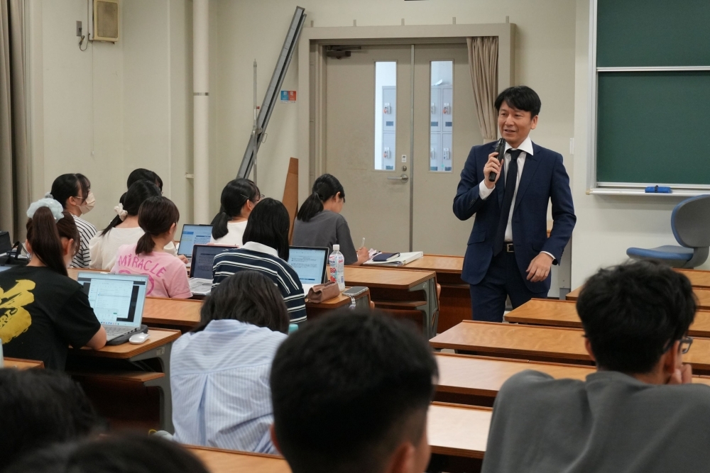 大臣官房　広報文化外交戦略課の石井課長が、「パブリック・ディプロマシー」をテーマに、具体的な事案の紹介を交えながら解説している様子