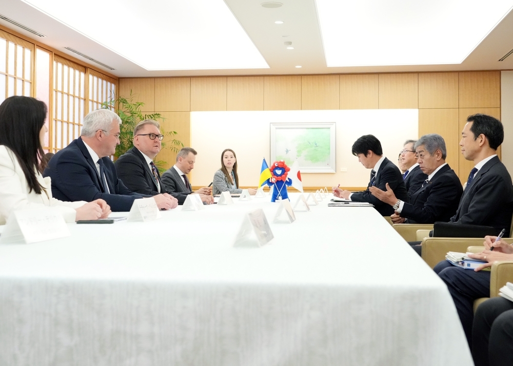 カチカ副首相と会談する岩屋大臣の様子
