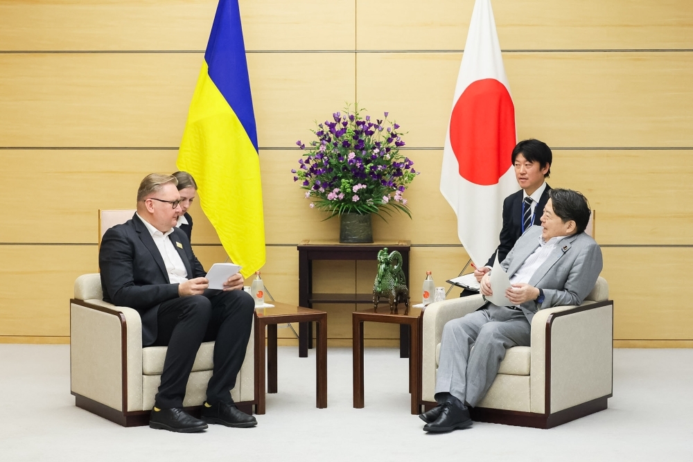カチカ副首相と朗らかに会談する林官房長官の様子