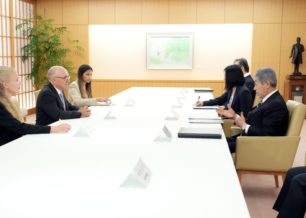 岩屋外務大臣とフロイドCTBTO準備委員会暫定技術事務局事務局長の意見交換をする様子