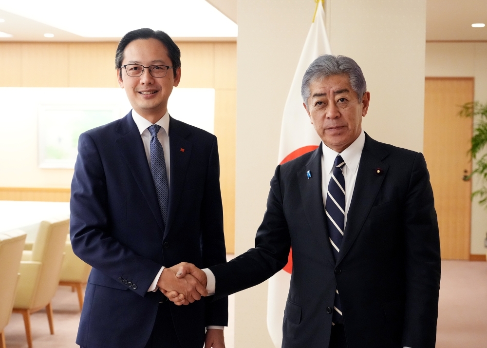 ヴィエット2026年NPT運用検討会議議長候補と握手をする岩屋外務大臣