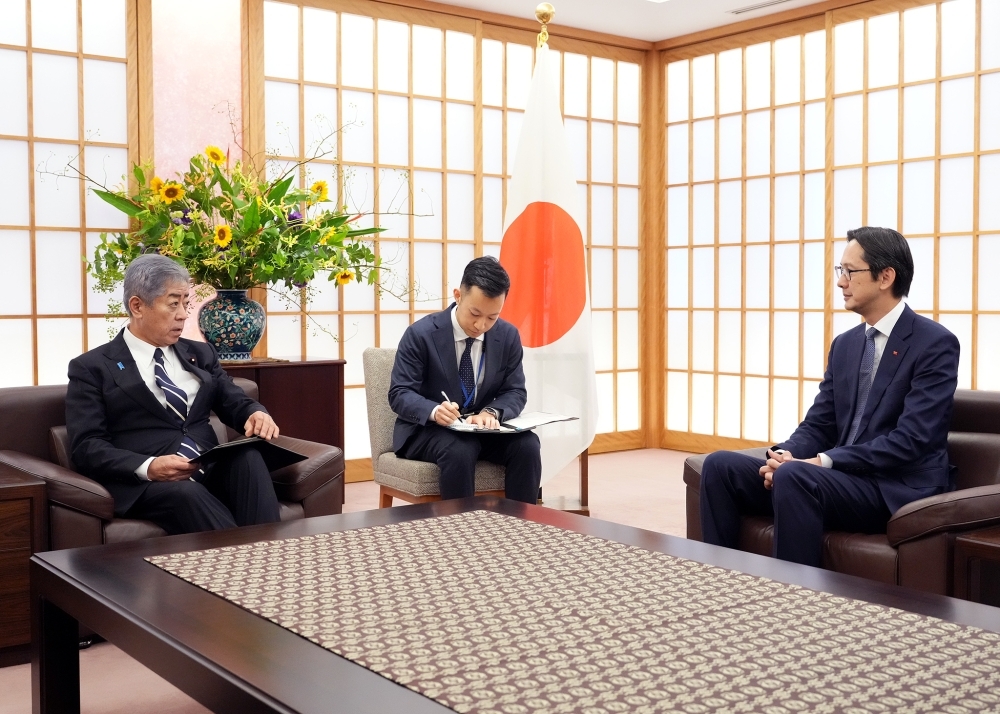 岩屋外務大臣とヴィエット2026年NPT運用検討会議議長候補と意見交換をする様子
