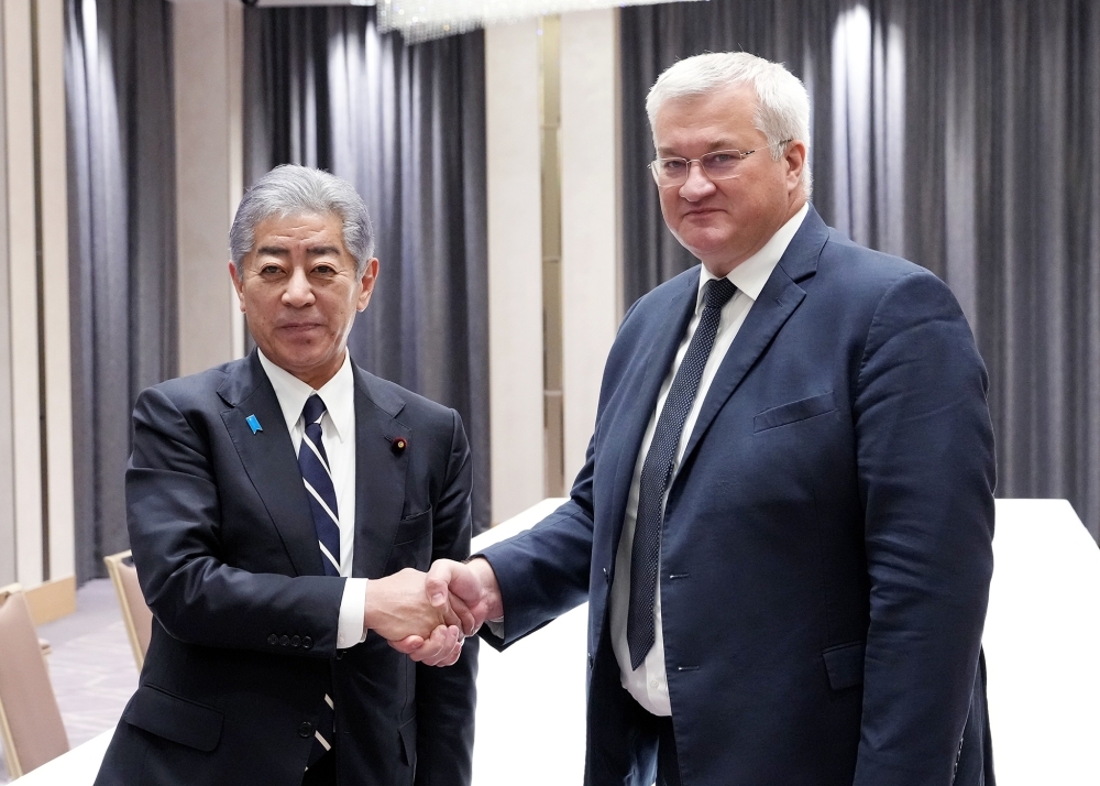 シビハ・ウクライナ外務大臣と握手する岩屋大臣