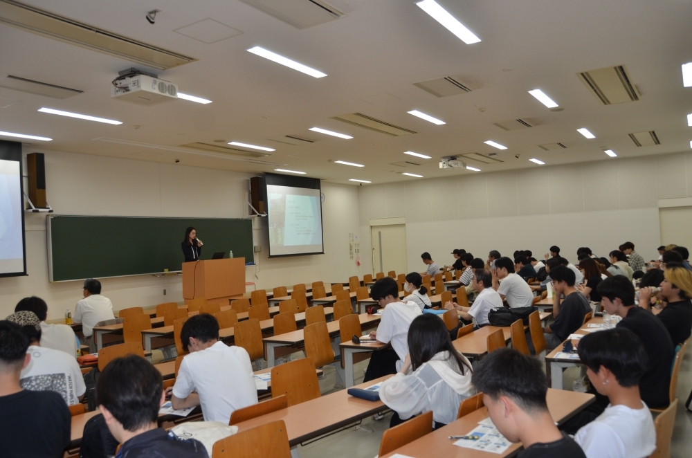 国際法局 国際法課 岡田課長補佐が、「国際社会と法の支配」をテーマに、具体的な事案の紹介を交えながら解説している様子