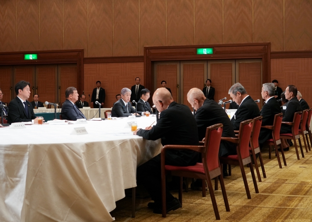 「被爆者代表から要望を聞く会」に出席する岩屋大臣