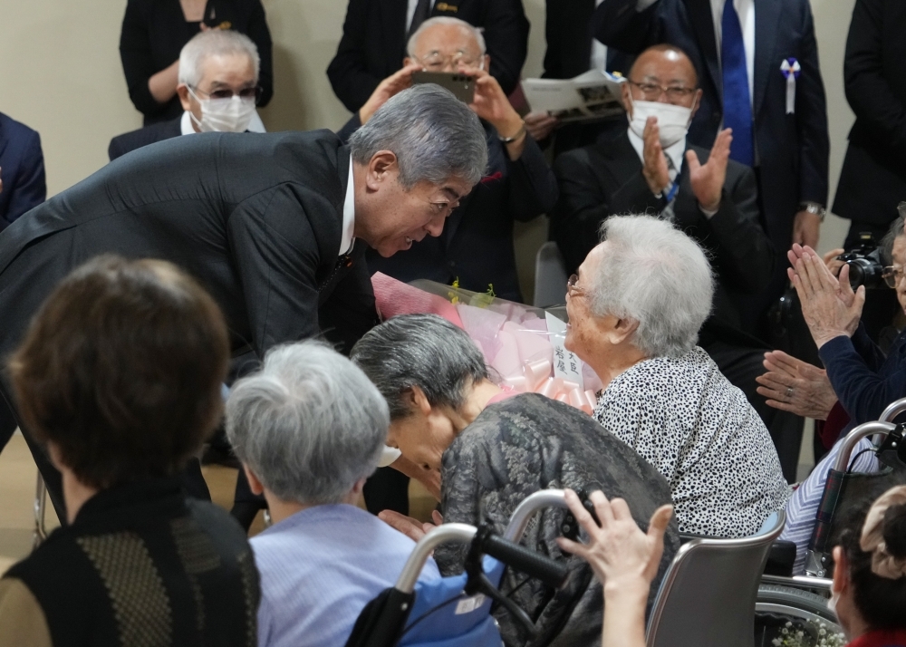 原爆養護ホーム矢野おりづる園を訪問する岩屋大臣
