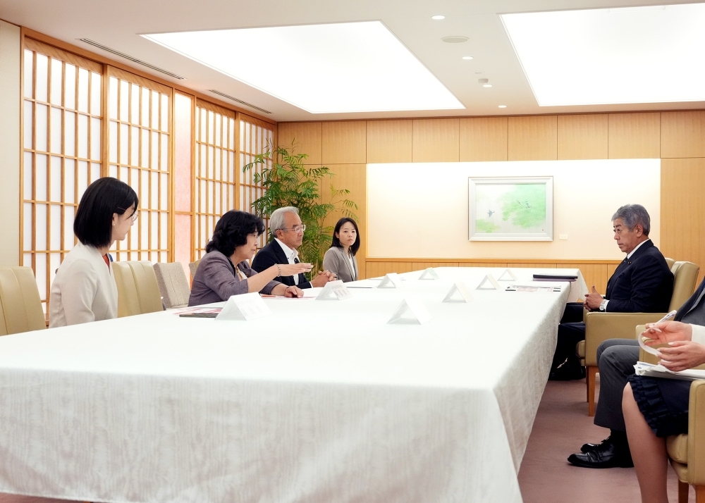 岩屋大臣と超党派人道外交議員連盟及びNGO関係者との意見交換の様子