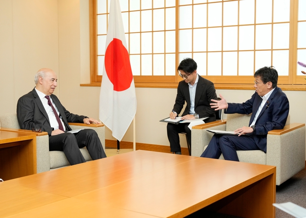 ミラット次期駐日アルジェリア大使と意見交換する松本外務大臣政務官