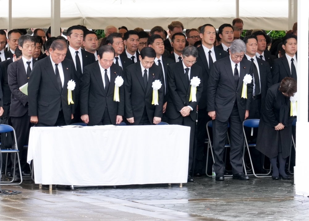 平和祈念式典で黙祷する岩屋外務大臣他