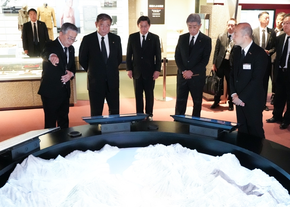説明を聞きながら長崎原爆資料館を視察する岩屋外務大臣他