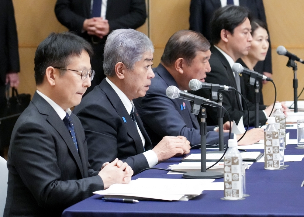 被爆者代表の方々と意見交換する岩屋外務大臣