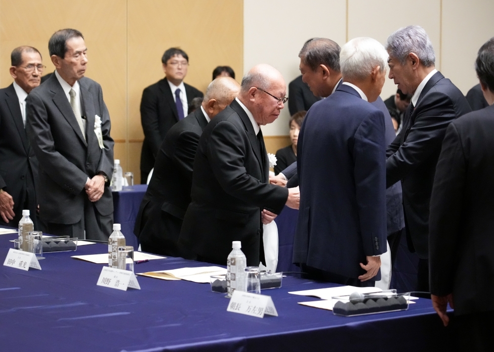 被爆者代表の方々と握手する石破総理と岩屋外務大臣