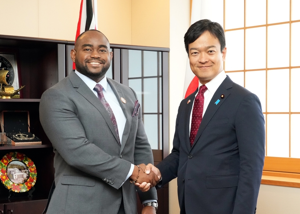 ソバース大臣と握手する宮路副大臣