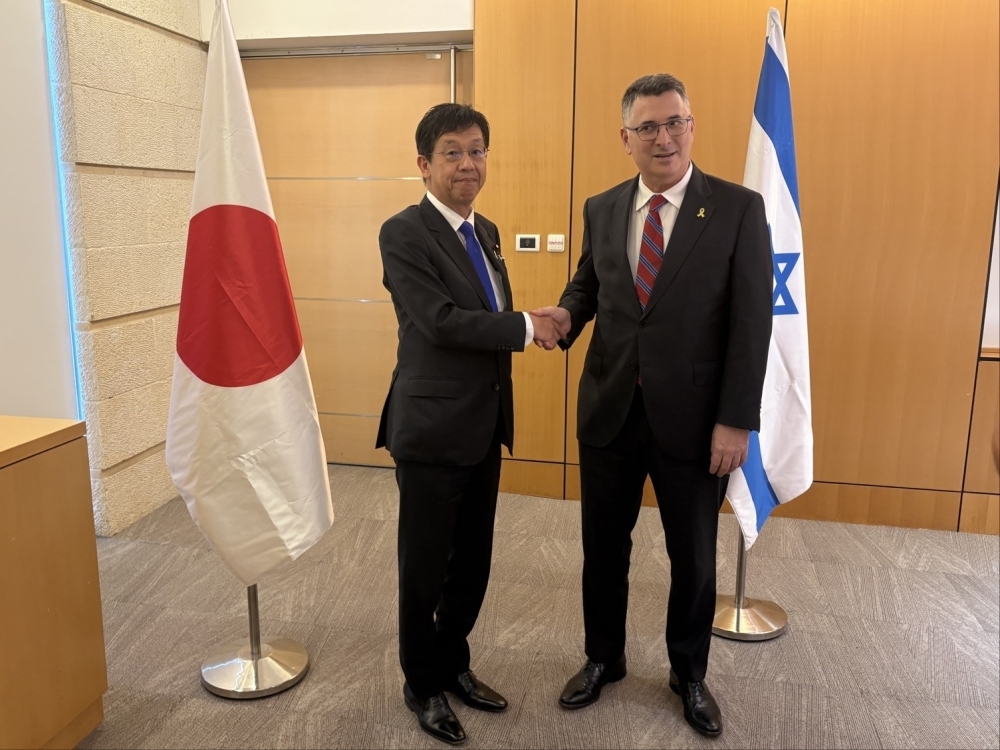 サアル・イスラエル外務大臣と握手をする松本外務大臣政務官