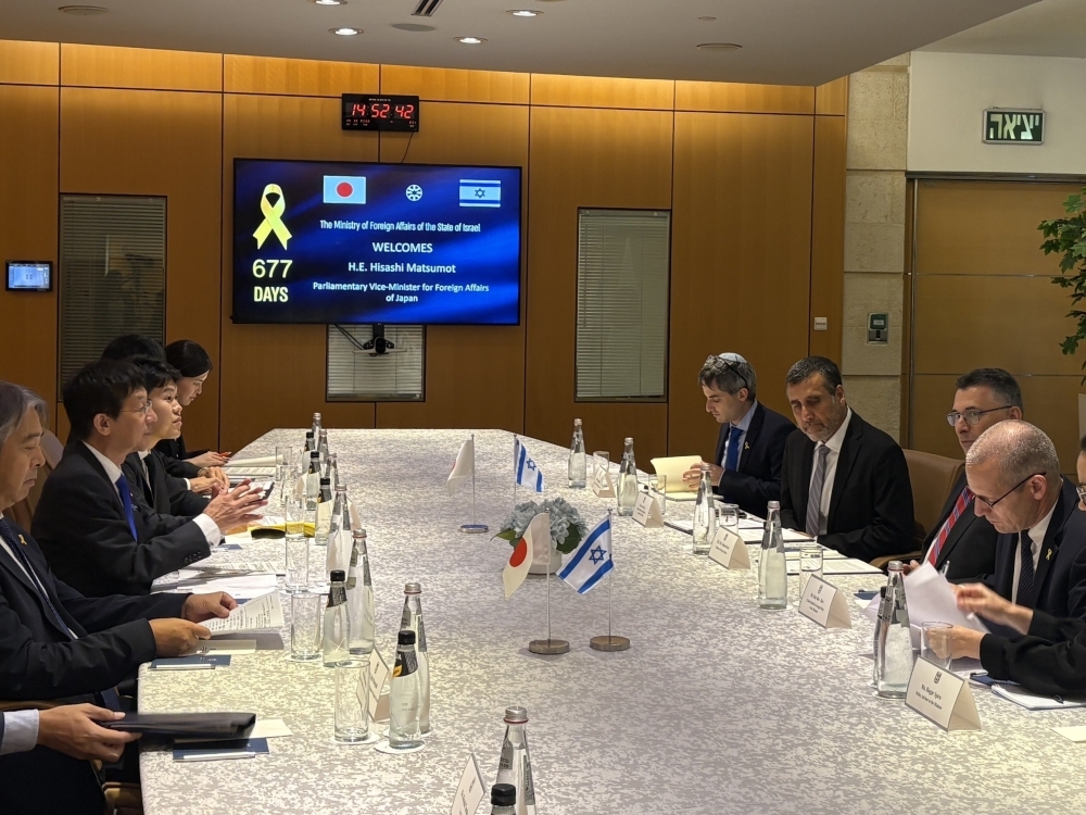 松本外務大臣政務官とサアル・イスラエル外務大臣が意見交換をする様子