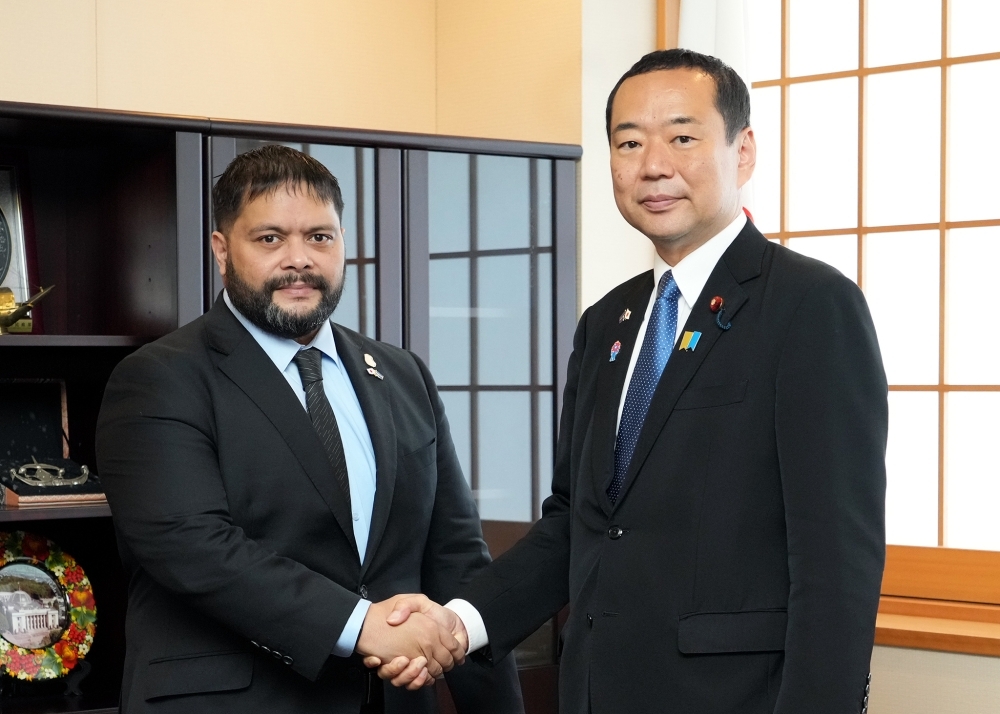 クン副大臣と握手する藤井副大臣