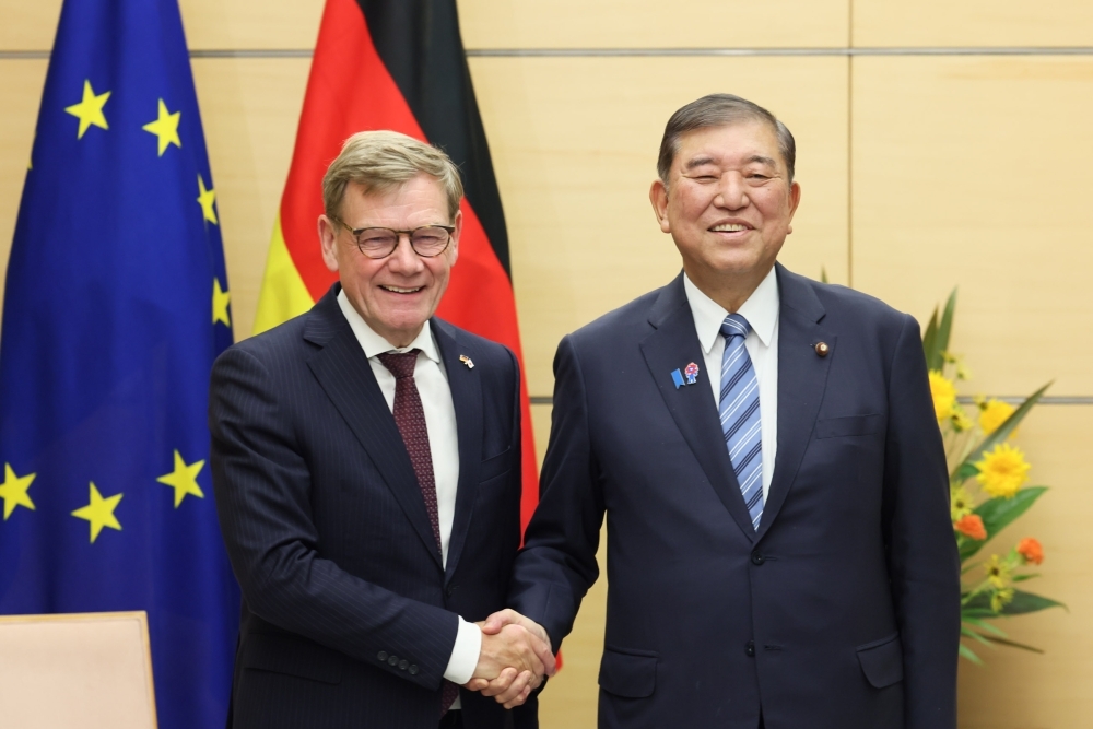 握手をする石破総理大臣とヴァーデフール・ドイツ外務大臣