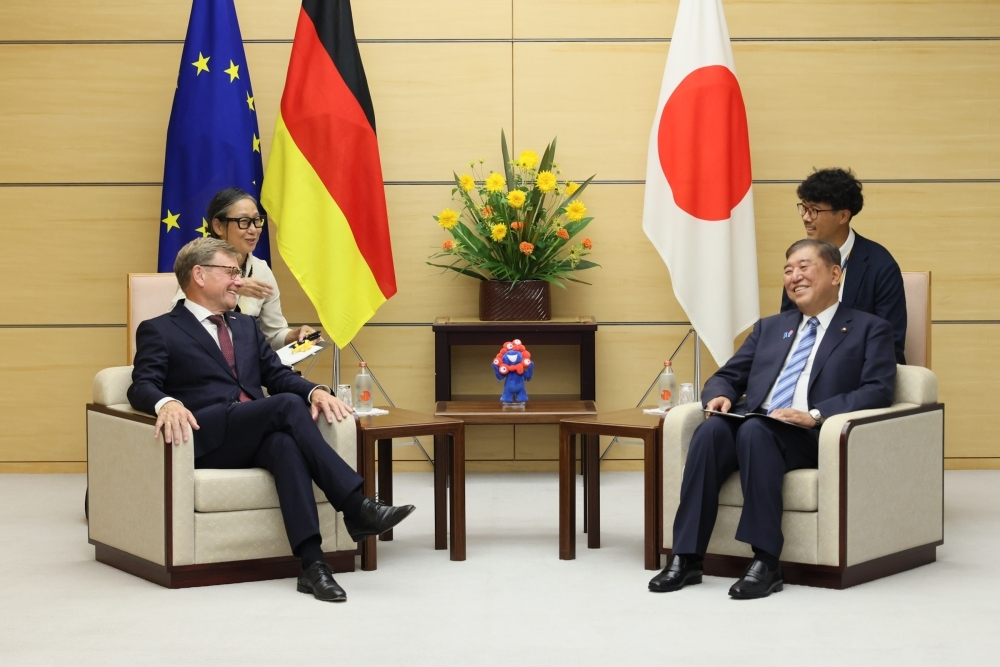 石破総理大臣とヴァーデフール・ドイツ外務大臣が懇談をする様子