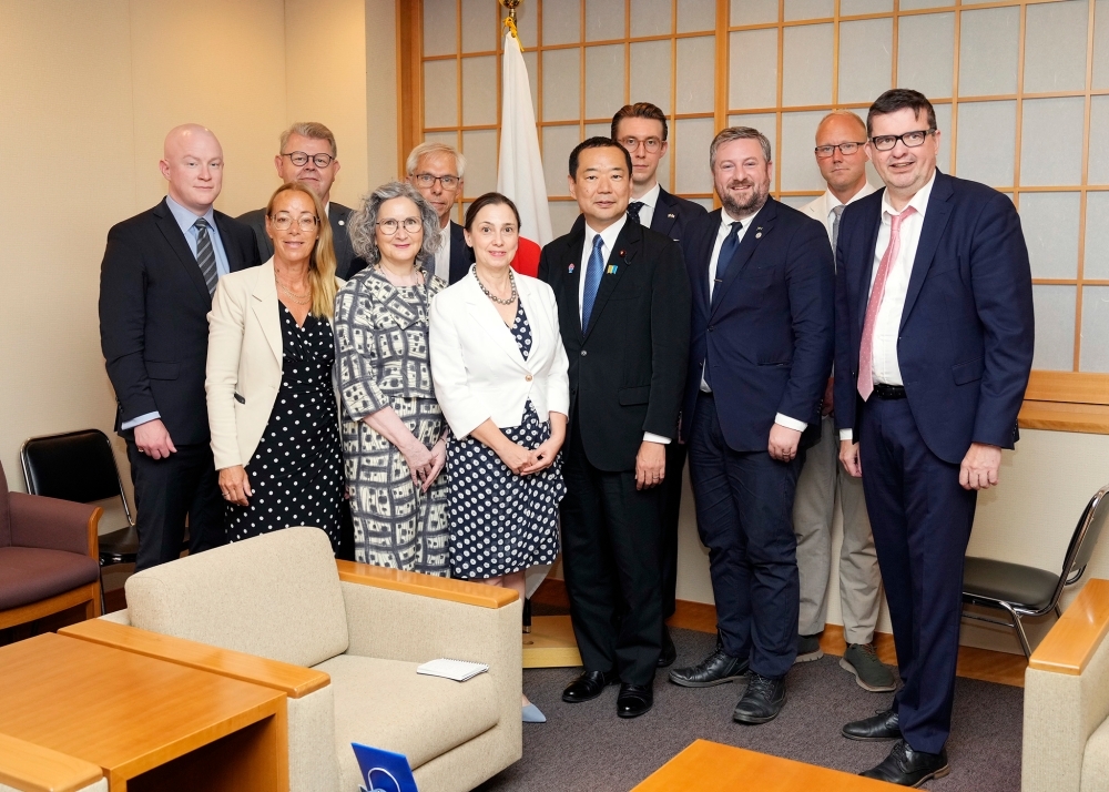 藤井外務副大臣とスウェーデン日本友好議員連盟代表団との記念写真