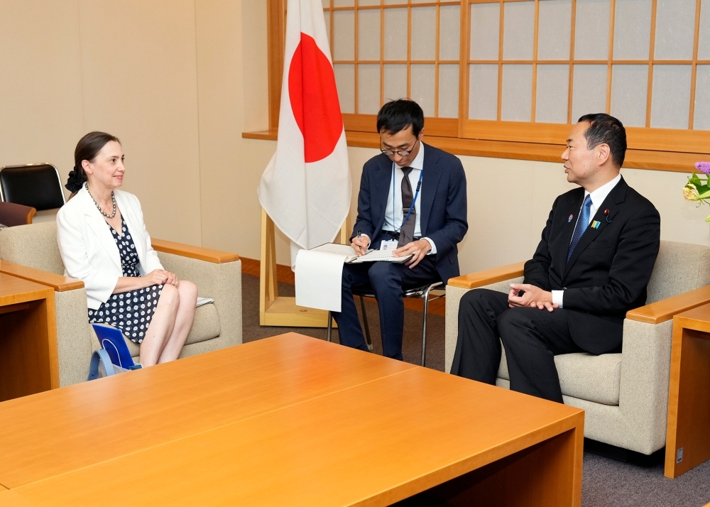 意見交換を行う藤井外務副大臣とボリアナ・オーバリ会長