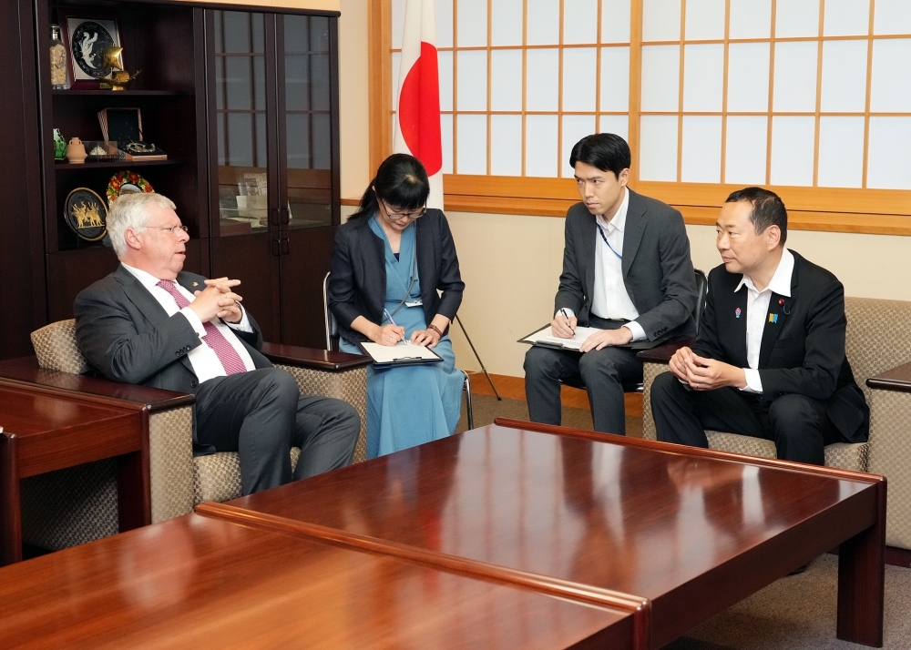 藤井外務副大臣とハルト・ドイツ連邦議会議の意見交換をする様子