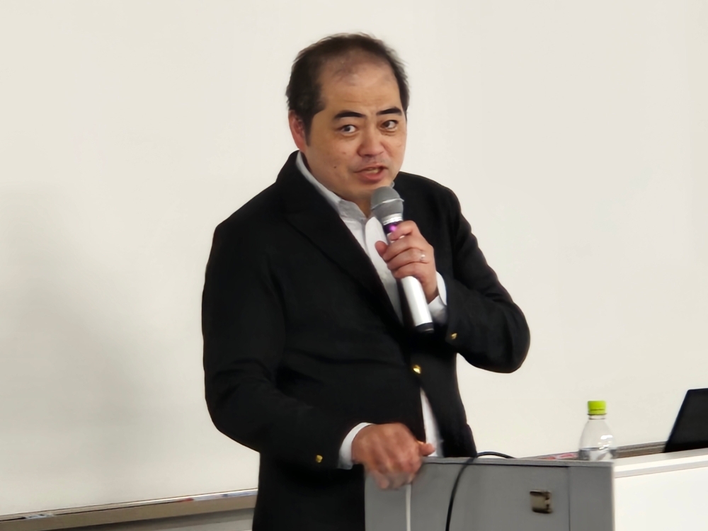 北米局 日米安全保障条約課の網谷課長が、「日米同盟の現状と課題」をテーマに、具体的な事案の紹介を交えながら解説している様子