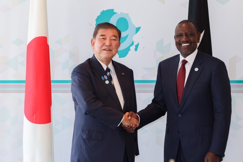 握手する石破総理とウィリアム・サモエイ・ルト・ケニア共和国大統領
