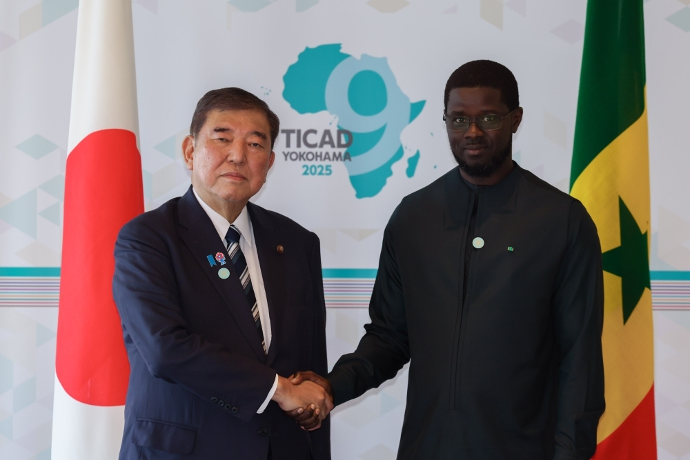 握手する石破総理大臣とバシル・ジョマイ・ファイ・セネガル共和国大統領