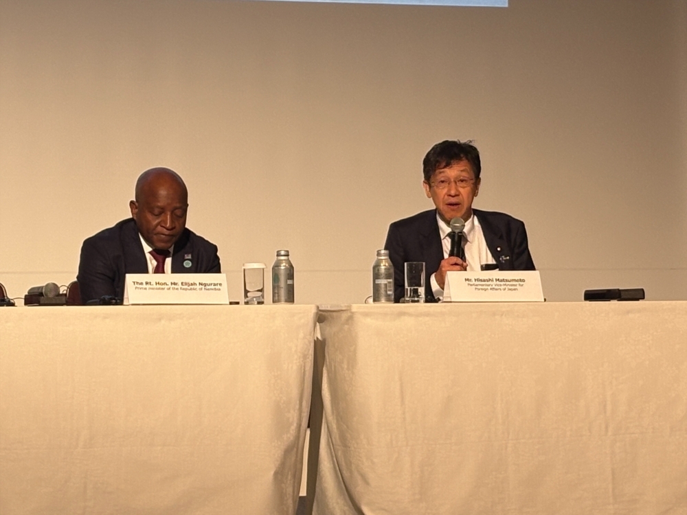 挨拶を行う松本外務大臣政務官