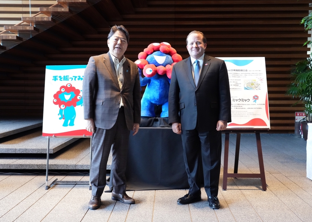 万博公式キャラクター「ミャクミャク」の前で記念撮影するパリサ大臣と林官房長官