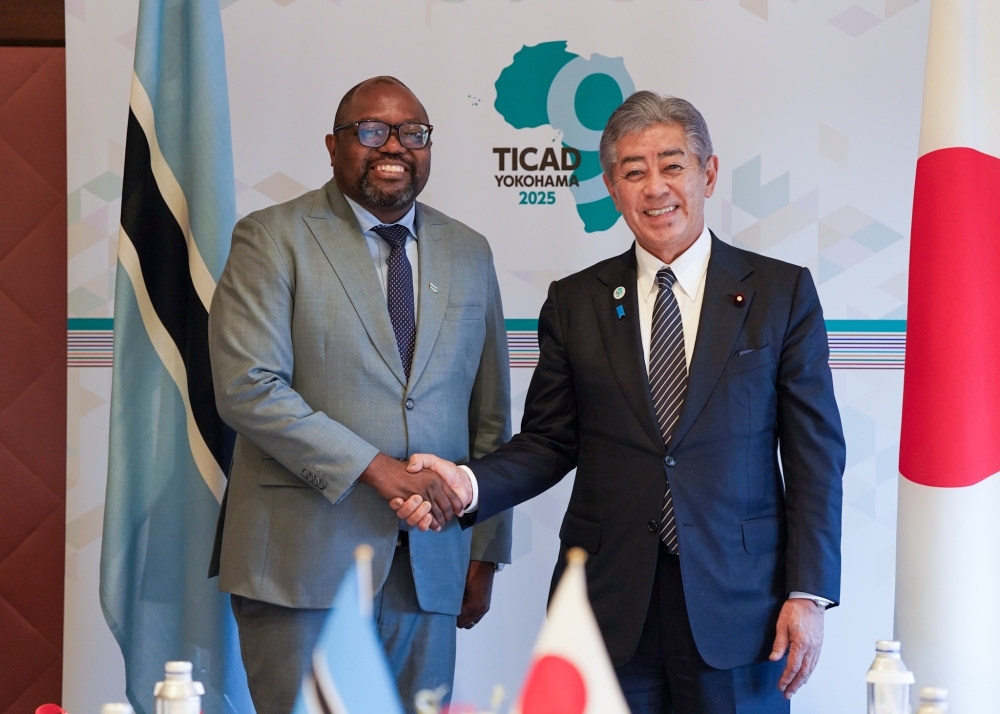握手する岩屋外務大臣とペニョ・ブタレ・ボツワナ国際関係大臣