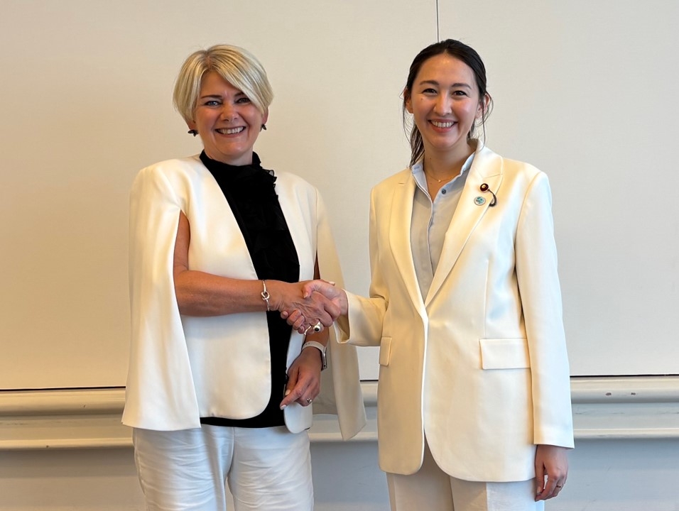 ラングハイズル・アルナドッティル経済協力開発機構（OECD）開発センター事務局長と握手する英利外務大臣政務官