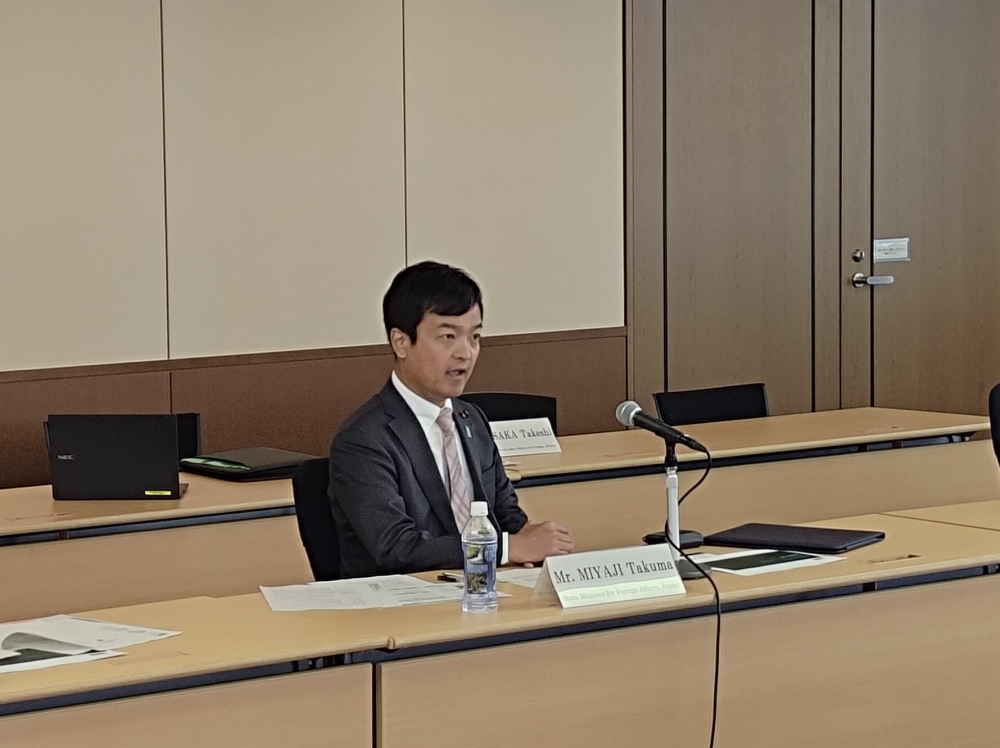 挨拶を行う宮路外務副大臣