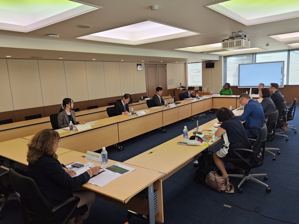 会議室内で議論を行う宮路外務副大臣と参加者たち