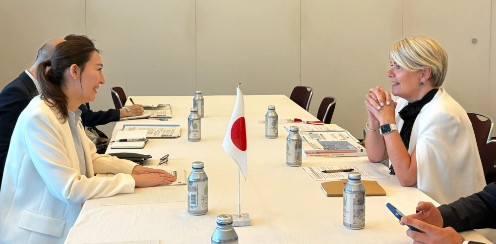 ラングハイズル・アルナドッティル経済協力開発機構（OECD）開発センター事務局長と会談する英利外務大臣政務官