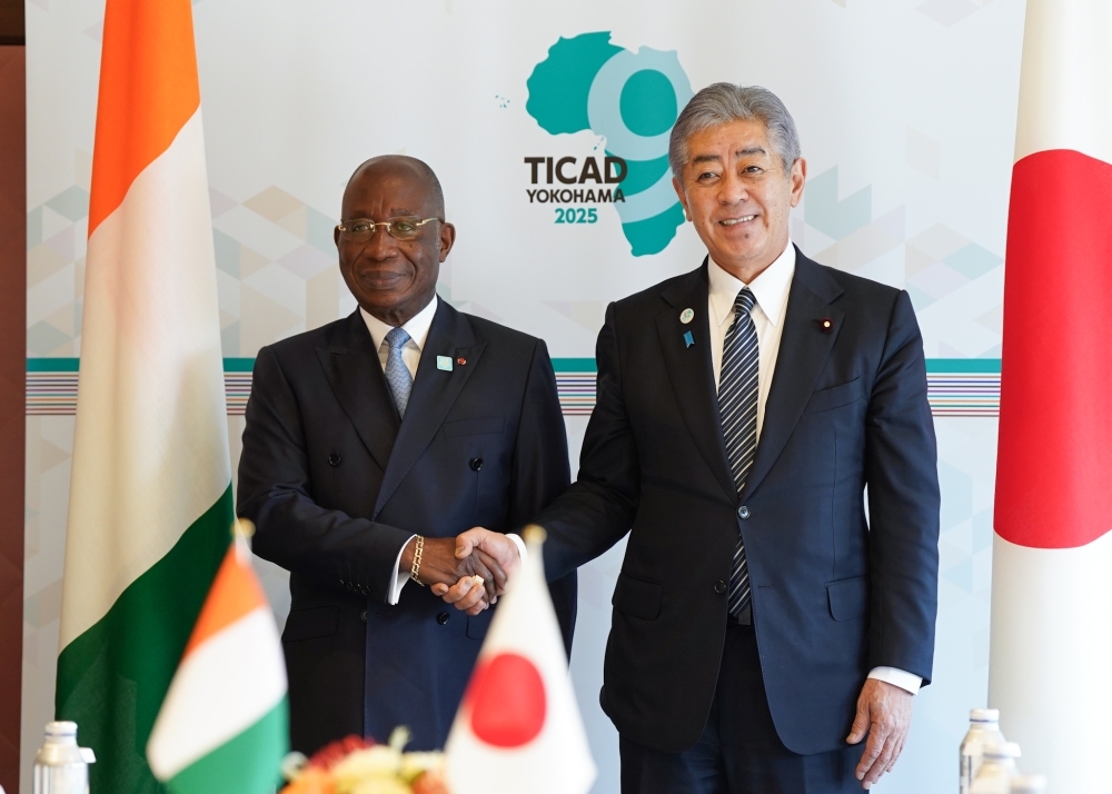 カク・ウアジャ・レオン・アドム・コートジボワール共和国外務・アフリカ統合・在外自国民大臣と笑顔で握手する岩屋外務大臣