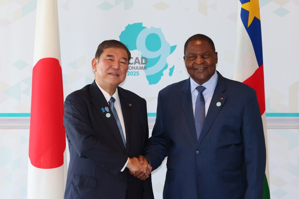 握手する石破総理大臣とフォースタン・アルカンジュ・トゥアデラ中央アフリカ共和国大統領