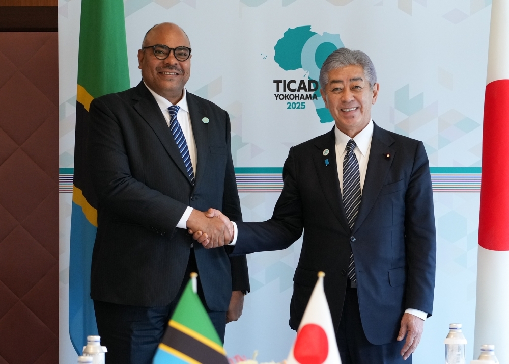 マフムド・タビト・コンボ・タンザニア連合共和国外務・東アフリカ協力大臣と握手する岩屋外務大臣