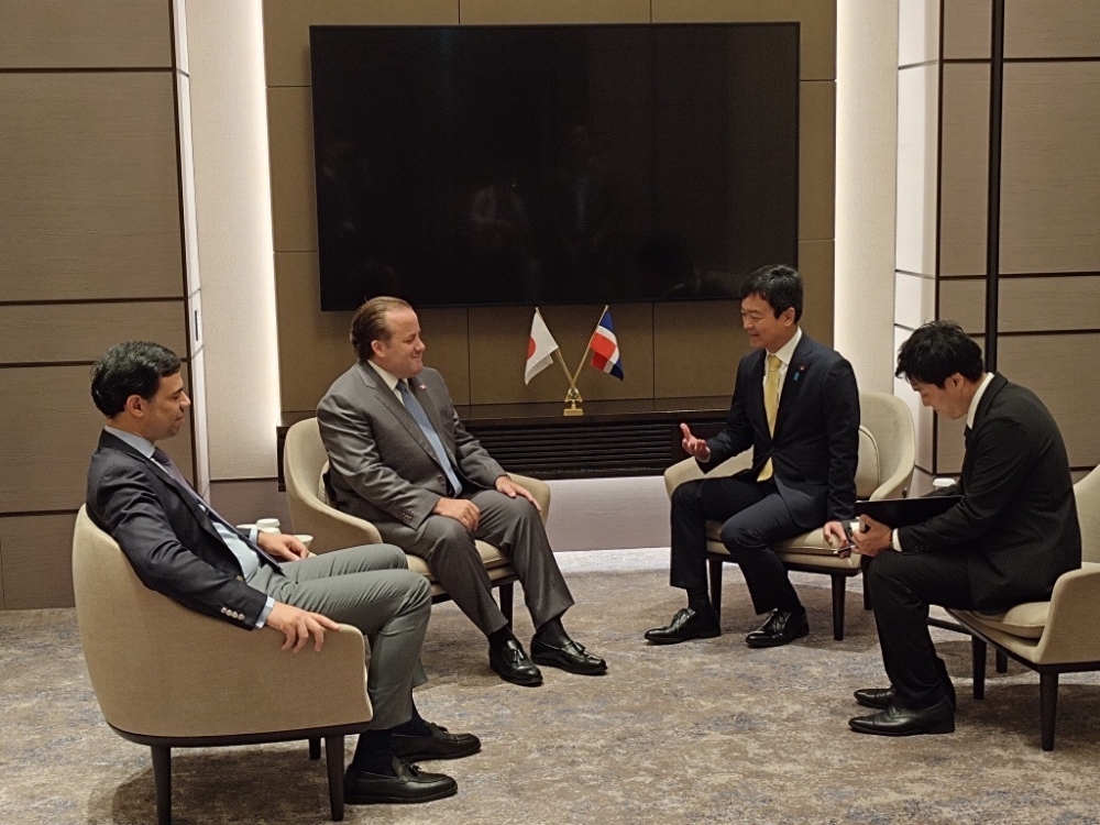 宮路副大臣とパリサ大臣他との懇談