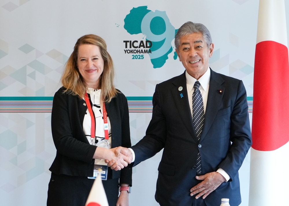 ポープIOM事務局長と握手をする岩屋外務大臣
