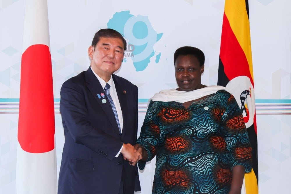アルポ副大統領と握手する石破総理大臣